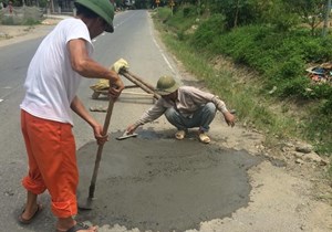 Người dân có được tự ý sửa đường không? Vai trò của cơ quan quản lý đường bộ ở đâu khi đường cần sửa chữa? (1/8/2016)